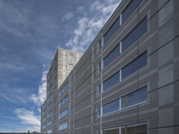 Authentizitt und Ornament; Schottenrock; Studentenwohnheim; Studentisches Wohnen am Silbermanpark; Augsburg; Hild und K; Architekten; Architektur; Wohnungsbau; Bahngleich; Lrmschutz; Betonfertigteile; Schottenkaros; Tartanmuster; Andreas Hild; Dionys Ottle; Matthias Haber; Lrmschutzriegel;