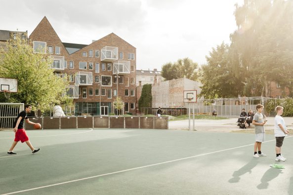 CEBRA; Architects; Aarhus; Dnemark; Kopenhagen; Frederiksberg; Blowsvej School; Schulerweiterung; Neubau; Schulhof; Backstein; Brandwandcollage; Giebelcollage; Dachlandschaft; Mikkel Frost