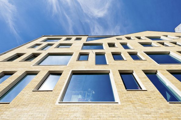 CEBRA; Architects; Aarhus; Dnemark; Kopenhagen; Frederiksberg; Blowsvej School; Schulerweiterung; Neubau; Schulhof; Backstein; Brandwandcollage; Giebelcollage; Dachlandschaft; Mikkel Frost