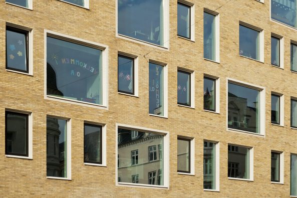 CEBRA; Architects; Aarhus; Dnemark; Kopenhagen; Frederiksberg; Blowsvej School; Schulerweiterung; Neubau; Schulhof; Backstein; Brandwandcollage; Giebelcollage; Dachlandschaft; Mikkel Frost
