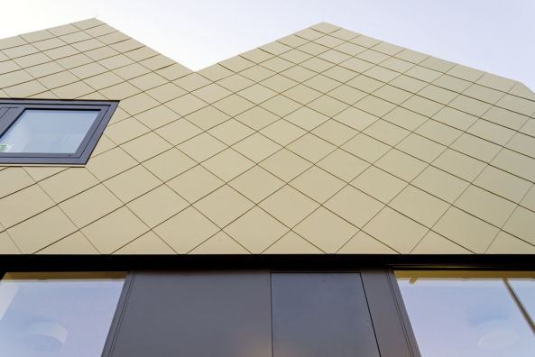 Gemeindezentrum St. Gallus, netzwerkarchitekten, Urberach, Rdermark, Satteldach, Fassade, Transparenz, Innenverglasung, facade, pitched roof, Pfarrhaus, Metallschindeln, Dachfenster, Massivbauweise, Holzrahmenbau, Massivholzdecke, Stahltrger, Stahlsttzen, steel, steel column, wood