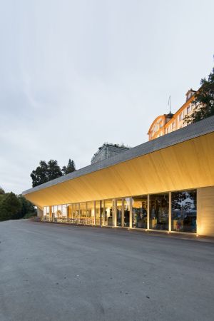 Insel Mainau, Comturey, Hein Architekten, Comturey Turm, Gastronomie, Hafen, Insel, island, port, Holzbau, Holz, wood, Caf, Restaurant, Kiosk, Barrierefreiheit, Park, Dachgarten, Fassade, facade, rooftop garden, Holzkonstruktion, Magnesit-Estrich, Weitanne