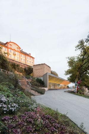 Insel Mainau, Comturey, Hein Architekten, Comturey Turm, Gastronomie, Hafen, Insel, island, port, Holzbau, Holz, wood, Caf�, Restaurant, Kiosk, Barrierefreiheit, Park, Dachgarten, Fassade, facade, rooftop garden, Holzkonstruktion, Magnesit-Estrich, Wei�tanne