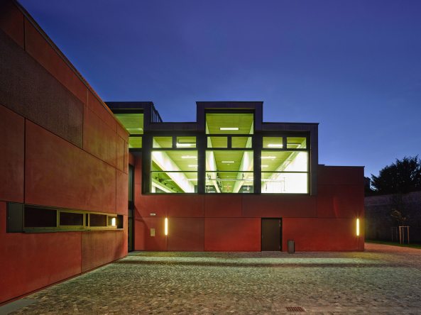 Hirner Riehl Architekten, Doppelturnhalle, Landshut, Ursulinen-realschule, roter Sichtbeton, double sports hall, red concrete, BauNetz, uncube