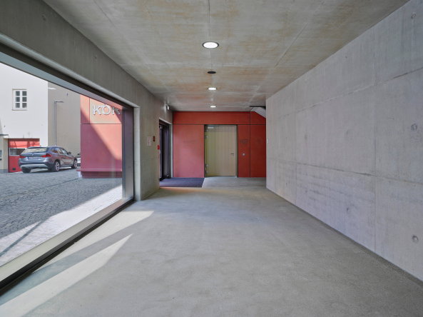 Hirner Riehl Architekten, Doppelturnhalle, Landshut, Ursulinen-realschule, roter Sichtbeton, double sports hall, red concrete, BauNetz, uncube