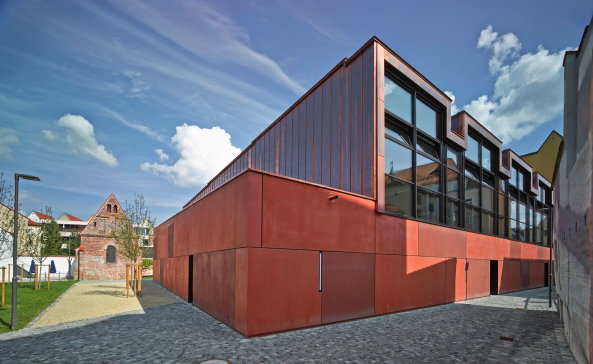 Hirner Riehl Architekten, Doppelturnhalle, Landshut, Ursulinen-realschule, roter Sichtbeton, double sports hall, red concrete, BauNetz, uncube