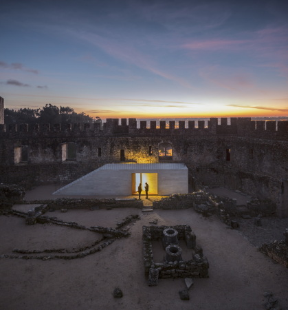 Besucherzentrum, Portugal, Casa Malaparte, Pombal Castle, COMOCO ARQUITECTOS Lu�s Miguel Correia, Nelson Mota, Susana Constantino, Arunca, Kleinstadt, Burg, Schloss, Burghof, Bergfried, Turm, Beuscher, Visitor's Centre, Archaik, B�geleisen, FG + SG, Fotografia de Arquitectura, Treppe, Dach, Sandstein, Bruchstein, Mauerwerk, Museum
