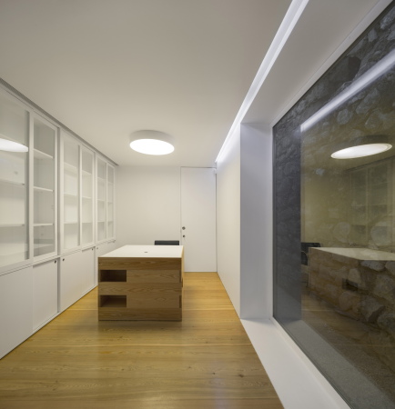 Besucherzentrum, Portugal, Casa Malaparte, Pombal Castle, COMOCO ARQUITECTOS Lus Miguel Correia, Nelson Mota, Susana Constantino, Arunca, Kleinstadt, Burg, Schloss, Burghof, Bergfried, Turm, Beuscher, Visitor's Centre, Archaik, Bgeleisen, FG + SG, Fotografia de Arquitectura, Treppe, Dach, Sandstein, Bruchstein, Mauerwerk, Museum