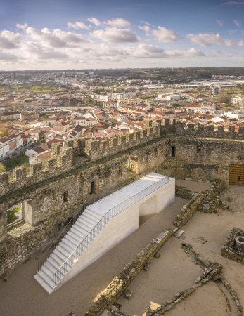 Besucherzentrum, Portugal, Casa Malaparte, Pombal Castle, COMOCO ARQUITECTOS Lus Miguel Correia, Nelson Mota, Susana Constantino, Arunca, Kleinstadt, Burg, Schloss, Burghof, Bergfried, Turm, Beuscher, Visitor's Centre, Archaik, Bgeleisen, FG + SG, Fotografia de Arquitectura, Treppe, Dach, Sandstein, Bruchstein, Mauerwerk, Museum