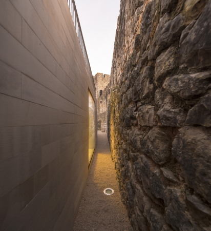 Besucherzentrum, Portugal, Casa Malaparte, Pombal Castle, COMOCO ARQUITECTOS Lus Miguel Correia, Nelson Mota, Susana Constantino, Arunca, Kleinstadt, Burg, Schloss, Burghof, Bergfried, Turm, Beuscher, Visitor's Centre, Archaik, Bgeleisen, FG + SG, Fotografia de Arquitectura, Treppe, Dach, Sandstein, Bruchstein, Mauerwerk, Museum