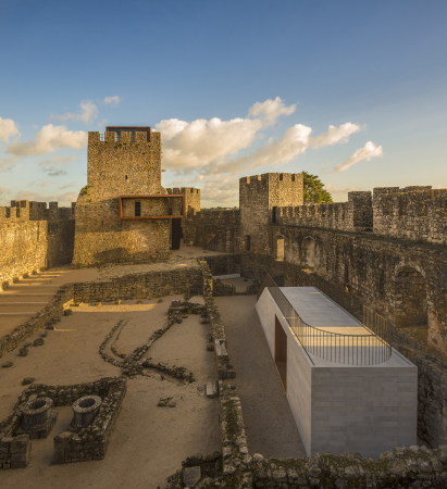 Besucherzentrum, Portugal, Casa Malaparte, Pombal Castle, COMOCO ARQUITECTOS Lus Miguel Correia, Nelson Mota, Susana Constantino, Arunca, Kleinstadt, Burg, Schloss, Burghof, Bergfried, Turm, Beuscher, Visitor's Centre, Archaik, Bgeleisen, FG + SG, Fotografia de Arquitectura, Treppe, Dach, Sandstein, Bruchstein, Mauerwerk, Museum
