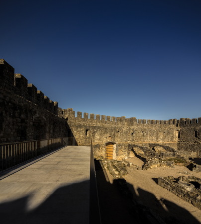 Besucherzentrum, Portugal, Casa Malaparte, Pombal Castle, COMOCO ARQUITECTOS Lu�s Miguel Correia, Nelson Mota, Susana Constantino, Arunca, Kleinstadt, Burg, Schloss, Burghof, Bergfried, Turm, Beuscher, Visitor's Centre, Archaik, B�geleisen, FG + SG, Fotografia de Arquitectura, Treppe, Dach, Sandstein, Bruchstein, Mauerwerk, Museum