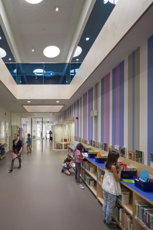 Montessori School Waalsdorp, Den Haag, The Hague, Montessori Schule, Schule, Schulbau, De Zwarte Hond, Niederlande, brick, Fassadem facade, Backstein, Ziegelstein, Bronze, Aluminium, Klassenraum, class room, school, Glas, glass, Holz, wood