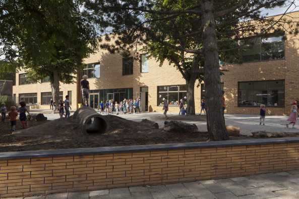 Montessori School Waalsdorp, Den Haag, The Hague, Montessori Schule, Schule, Schulbau, De Zwarte Hond, Niederlande, brick, Fassadem facade, Backstein, Ziegelstein, Bronze, Aluminium, Klassenraum, class room, school, Glas, glass, Holz, wood
