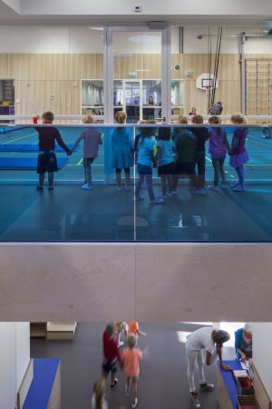 Montessori School Waalsdorp, Den Haag, The Hague, Montessori Schule, Schule, Schulbau, De Zwarte Hond, Niederlande, brick, Fassadem facade, Backstein, Ziegelstein, Bronze, Aluminium, Klassenraum, class room, school, Glas, glass, Holz, wood