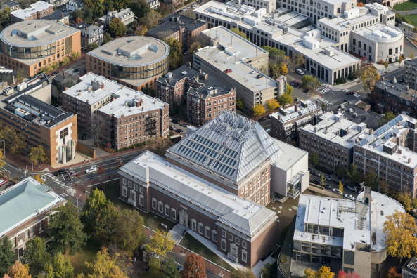 Cambridge, 32 Quincy Street, MA 02138, Harvard University, Harvard Art Museums, Museum, Renzo Piano, Museum, Boston, Carpenter Center for the Visual Arts, Le Corbusier, Kunstmuseum, Neubau, Beton Pyramide, Museumsbau, Kunst, Archologie, Kunstgewerbe, 2014, Fogg Museum, Busch-Reisinger Museum, Arthur M. Sackler Museum, Building Workshop, Beton, Innenhof, Glasdach, Glaspyramide