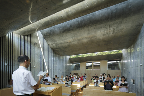 koji fujii / nacasa&partners inc; Takeshi Hosaka Architects; Shonan Christ Church; Japan; Kirche; Neubau; Stahlbeton; Kanagawa; Dachform; akustisches Dach; Koji Fuji; Nacasa&Partners Inc.