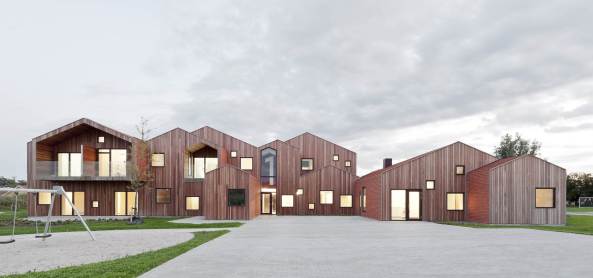 Cebra, Kereminde, Dnemark, children's home, Kinderheim, Holz, wood, Ziegelstein, tile, care centre, Satteldach, pitched roof, chimney, Schornstein, Flexibilitt, Innenraumorganisaiton, Innenraum, interior organisation, Kinder, children