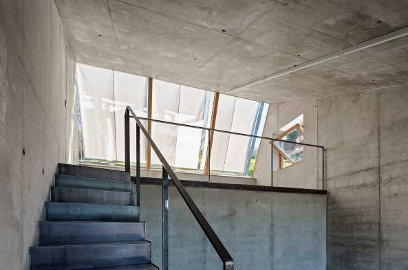 Christian Tonko, Bregenz, sterreich, Zeichenstudio, drawing studio, Fassade, Fenster, window, Kunst, Atelier, Knstler, Skulptur, sculpture, glass, Glas, Sheddach, shed roof, Schrgdach, Beton, Stahl, witterungsbestndiger Stahl, steel, concrete, Eiche, oak, Hang, hill, Licht, light