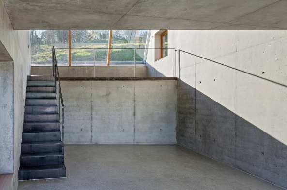 Christian Tonko, Bregenz, sterreich, Zeichenstudio, drawing studio, Fassade, Fenster, window, Kunst, Atelier, Knstler, Skulptur, sculpture, glass, Glas, Sheddach, shed roof, Schrgdach, Beton, Stahl, witterungsbestndiger Stahl, steel, concrete, Eiche, oak, Hang, hill, Licht, light