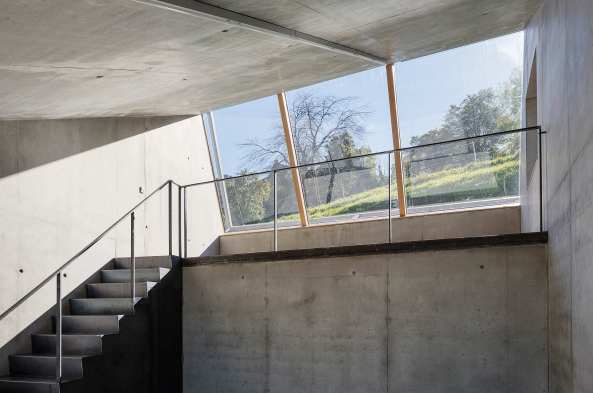 Christian Tonko, Bregenz, sterreich, Zeichenstudio, drawing studio, Fassade, Fenster, window, Kunst, Atelier, Knstler, Skulptur, sculpture, glass, Glas, Sheddach, shed roof, Schrgdach, Beton, Stahl, witterungsbestndiger Stahl, steel, concrete, Eiche, oak, Hang, hill, Licht, light