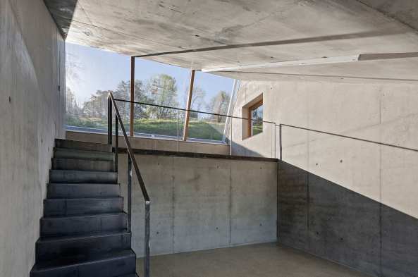 Christian Tonko, Bregenz, sterreich, Zeichenstudio, drawing studio, Fassade, Fenster, window, Kunst, Atelier, Knstler, Skulptur, sculpture, glass, Glas, Sheddach, shed roof, Schrgdach, Beton, Stahl, witterungsbestndiger Stahl, steel, concrete, Eiche, oak, Hang, hill, Licht, light