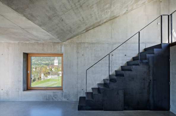 Christian Tonko, Bregenz, sterreich, Zeichenstudio, drawing studio, Fassade, Fenster, window, Kunst, Atelier, Knstler, Skulptur, sculpture, glass, Glas, Sheddach, shed roof, Schrgdach, Beton, Stahl, witterungsbestndiger Stahl, steel, concrete, Eiche, oak, Hang, hill, Licht, light