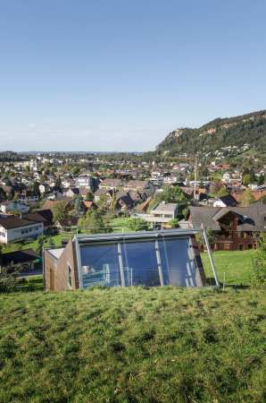 Christian Tonko, Bregenz, sterreich, Zeichenstudio, drawing studio, Fassade, Fenster, window, Kunst, Atelier, Knstler, Skulptur, sculpture, glass, Glas, Sheddach, shed roof, Schrgdach, Beton, Stahl, witterungsbestndiger Stahl, steel, concrete, Eiche, oak, Hang, hill, Licht, light