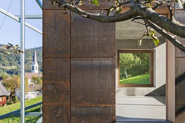 Christian Tonko, Bregenz, sterreich, Zeichenstudio, drawing studio, Fassade, Fenster, window, Kunst, Atelier, Knstler, Skulptur, sculpture, glass, Glas, Sheddach, shed roof, Schrgdach, Beton, Stahl, witterungsbestndiger Stahl, steel, concrete, Eiche, oak, Hang, hill, Licht, light