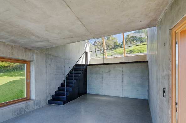 Christian Tonko, Bregenz, sterreich, Zeichenstudio, drawing studio, Fassade, Fenster, window, Kunst, Atelier, Knstler, Skulptur, sculpture, glass, Glas, Sheddach, shed roof, Schrgdach, Beton, Stahl, witterungsbestndiger Stahl, steel, concrete, Eiche, oak, Hang, hill, Licht, light