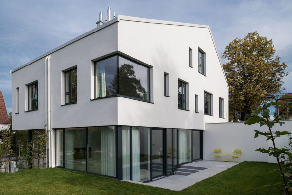 Tonic Architekten, Doppelhaus, Satteldach, Beton, Glas, Fassade, Nachverdichtung, Wohnen, Wohnungsbau, housing, pitched roof, concrete, glass, facade, Fenster, Aluminium, window, Treppe, stairs, Lamellenfassade