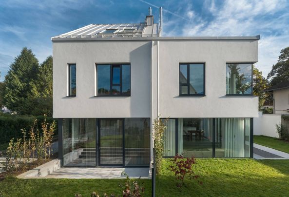 Tonic Architekten, Doppelhaus, Satteldach, Beton, Glas, Fassade, Nachverdichtung, Wohnen, Wohnungsbau, housing, pitched roof, concrete, glass, facade, Fenster, Aluminium, window, Treppe, stairs, Lamellenfassade