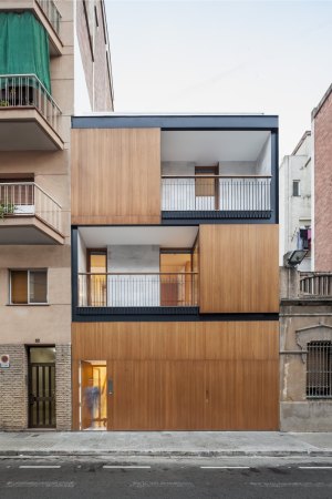 Wohnhaus, Barcelona, Spanien, Alventosa Morell Arquitectes, Holz, wood, Loggia, Fassade, facade, Lamellen