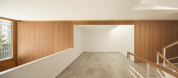 Wohnhaus, Barcelona, Spanien, Alventosa Morell Arquitectes, Holz, wood, Loggia, Fassade, facade, Lamellen