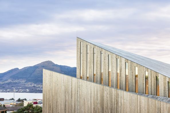 Kirche, church, Knarvik, Norwegen, Community Church Knarvik, Reiulf Ramstad Arkitekter, Kulturort, culture, Kapelle, chapel, Glas, glass, Holz, wood, Kiefer, pine