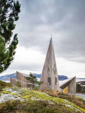Kirche, church, Knarvik, Norwegen, Community Church Knarvik, Reiulf Ramstad Arkitekter, Kulturort, culture, Kapelle, chapel, Glas, glass, Holz, wood, Kiefer, pine