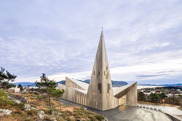 Kirche, church, Knarvik, Norwegen, Community Church Knarvik, Reiulf Ramstad Arkitekter, Kulturort, culture, Kapelle, chapel, Glas, glass, Holz, wood, Kiefer, pine