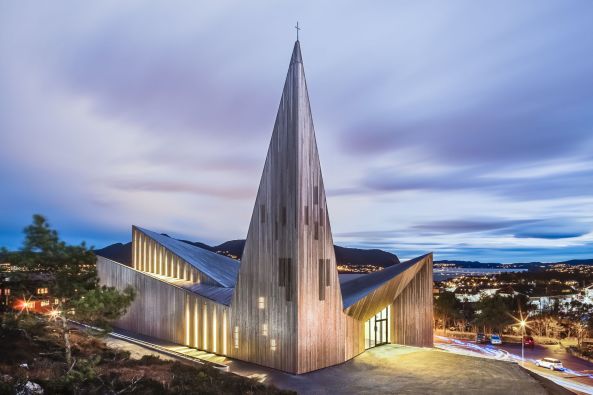 Kirche, church, Knarvik, Norwegen, Community Church Knarvik, Reiulf Ramstad Arkitekter, Kulturort, culture, Kapelle, chapel, Glas, glass, Holz, wood, Kiefer, pine