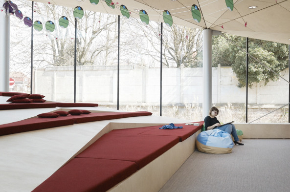 Mdiathque de La Madeleine; extension; rehabilitation; Umbau; Erweiterungsbau; Polizeiwache; police station; Library; Bilbliothek; Dachkappen; Dachtpyramiden; Lille; Architecture; Frankreich, Polizei, Fassade, facade, Julien Lanoo, concrete, Beton, Polygon, TANK Architectes, Tank architects, french architecture, La Madeleine, Umnutzung, Anbau, Glas, Kubus, Kappe, Lichteinfall, Fenster, Windows, Bcher, Bauen in der Provinz, modern french architecture