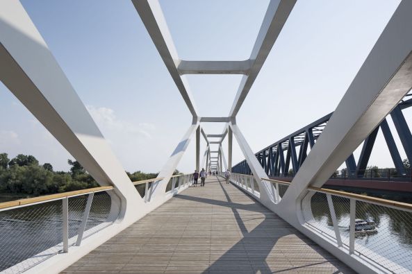 Prkdeck Landesgartenschau Deggendorf, Deggendorf, Parkdeck, Brcke, Gartenschau, Verkehr, Tourismus, Donau, Infrastruktur, Hochwasser, Deich, Stadtpark, Fugngerbrcke, Autobahn, Park, flood, pedestrian bridge, Deichgrten, Landschaftsplanung, Fassade, Freitreppe, facade, stairs, Aluminium, Farbe, Sichtbeton, concrete, Perspektive, Belftung, ventilation, Skelettbau, frame construction
