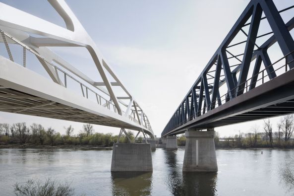 Prkdeck Landesgartenschau Deggendorf, Deggendorf, Parkdeck, Brcke, Gartenschau, Verkehr, Tourismus, Donau, Infrastruktur, Hochwasser, Deich, Stadtpark, Fugngerbrcke, Autobahn, Park, flood, pedestrian bridge, Deichgrten, Landschaftsplanung, Fassade, Freitreppe, facade, stairs, Aluminium, Farbe, Sichtbeton, concrete, Perspektive, Belftung, ventilation, Skelettbau, frame construction
