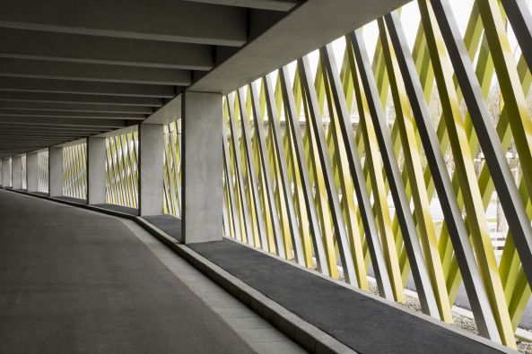 Prkdeck Landesgartenschau Deggendorf, Deggendorf, Parkdeck, Brcke, Gartenschau, Verkehr, Tourismus, Donau, Infrastruktur, Hochwasser, Deich, Stadtpark, Fugngerbrcke, Autobahn, Park, flood, pedestrian bridge, Deichgrten, Landschaftsplanung, Fassade, Freitreppe, facade, stairs, Aluminium, Farbe, Sichtbeton, concrete, Perspektive, Belftung, ventilation, Skelettbau, frame construction