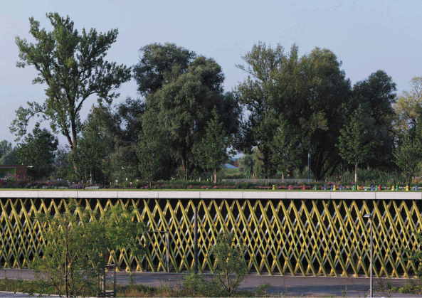 Prkdeck Landesgartenschau Deggendorf, Deggendorf, Parkdeck, Brcke, Gartenschau, Verkehr, Tourismus, Donau, Infrastruktur, Hochwasser, Deich, Stadtpark, Fugngerbrcke, Autobahn, Park, flood, pedestrian bridge, Deichgrten, Landschaftsplanung, Fassade, Freitreppe, facade, stairs, Aluminium, Farbe, Sichtbeton, concrete, Perspektive, Belftung, ventilation, Skelettbau, frame construction
