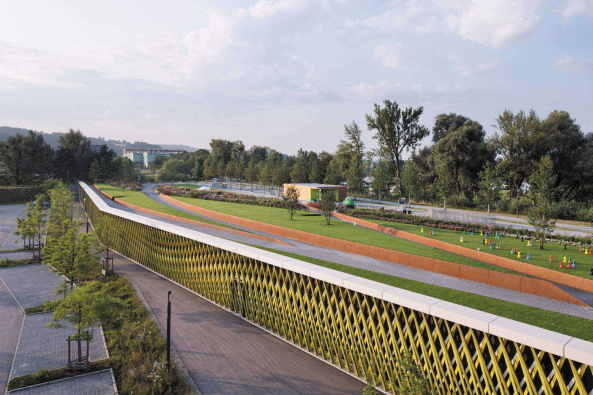Prkdeck Landesgartenschau Deggendorf, Deggendorf, Parkdeck, Brcke, Gartenschau, Verkehr, Tourismus, Donau, Infrastruktur, Hochwasser, Deich, Stadtpark, Fugngerbrcke, Autobahn, Park, flood, pedestrian bridge, Deichgrten, Landschaftsplanung, Fassade, Freitreppe, facade, stairs, Aluminium, Farbe, Sichtbeton, concrete, Perspektive, Belftung, ventilation, Skelettbau, frame construction