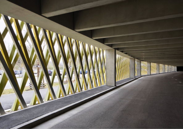 Prkdeck Landesgartenschau Deggendorf, Deggendorf, Parkdeck, Brcke, Gartenschau, Verkehr, Tourismus, Donau, Infrastruktur, Hochwasser, Deich, Stadtpark, Fugngerbrcke, Autobahn, Park, flood, pedestrian bridge, Deichgrten, Landschaftsplanung, Fassade, Freitreppe, facade, stairs, Aluminium, Farbe, Sichtbeton, concrete, Perspektive, Belftung, ventilation, Skelettbau, frame construction