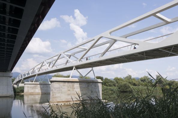 Prkdeck Landesgartenschau Deggendorf, Deggendorf, Parkdeck, Brcke, Gartenschau, Verkehr, Tourismus, Donau, Infrastruktur, Hochwasser, Deich, Stadtpark, Fugngerbrcke, Autobahn, Park, flood, pedestrian bridge, Deichgrten, Landschaftsplanung, Fassade, Freitreppe, facade, stairs, Aluminium, Farbe, Sichtbeton, concrete, Perspektive, Belftung, ventilation, Skelettbau, frame construction
