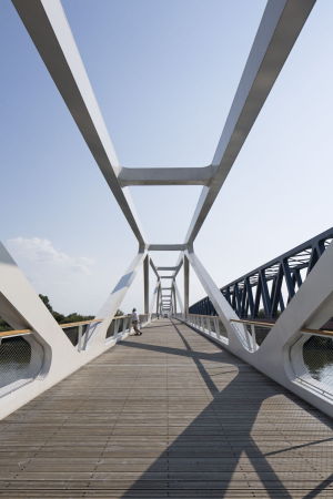 Prkdeck Landesgartenschau Deggendorf, Deggendorf, Parkdeck, Brcke, Gartenschau, Verkehr, Tourismus, Donau, Infrastruktur, Hochwasser, Deich, Stadtpark, Fugngerbrcke, Autobahn, Park, flood, pedestrian bridge, Deichgrten, Landschaftsplanung, Fassade, Freitreppe, facade, stairs, Aluminium, Farbe, Sichtbeton, concrete, Perspektive, Belftung, ventilation, Skelettbau, frame construction