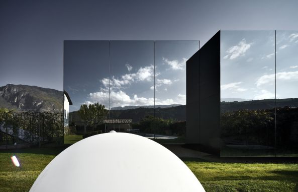 Mirror Houses, Peter Pichler Architecture, holiday home, Ferienhaus, Sdtirol, South Tyrol, Bolzano, Bozen, Italien, Luxus, Wohnen, housing, Apartment, Erholung, holiday, Terrasse, terrace, Landschaft, landscape, Glasfassade, Glas, glass, facade, Aluminium, Panorama, Spiegel, mirror