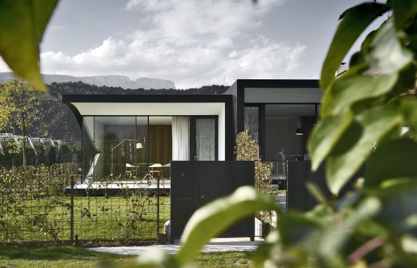 Mirror Houses, Peter Pichler Architecture, holiday home, Ferienhaus, Sdtirol, South Tyrol, Bolzano, Bozen, Italien, Luxus, Wohnen, housing, Apartment, Erholung, holiday, Terrasse, terrace, Landschaft, landscape, Glasfassade, Glas, glass, facade, Aluminium, Panorama, Spiegel, mirror