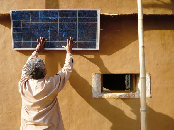 Anna Heringer, Berufsschule DESI in Rudrapur, Bangladesh, 20072008, Montage der Solarpaneele